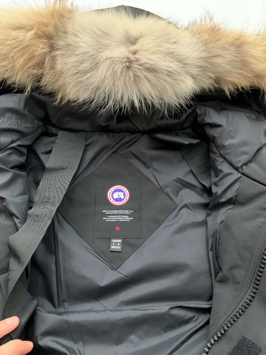 P780 Fake model pictures were taken at home. Colleagues please do not pass them off as stolen pictures! Style number: Y60-🇨🇦CANADA GOOES 24 new styles 08 styles/couple styles Factory direct supply: supplying global purchasing agents, micro-businesses, entities, Tmall, high-end stalls and studio cooperation, free shipping! Canada Goose Expedition Parka 2008 is the same style for men and women. It is mid-length and the most timeless classic. All Arctic and Antarctic scientific expedition teams choose Canada Goose as their cold-proof equipment. It is the Rolls-Royce of down jackets. ➖ Industry-leading anti-counterfeiting chip sensing. ➖ Imported Behringer embroidery machines and customized embroidery labels, the highest level and industry leading. ➖ Imported Korean 21-count polyester-cotton blended original fabric, TC85 waterproof coated fabric, water-repellent, windproof and wear-resistant. ➖ The new national standard 80 white duck down is filled with an average of 520 grams of down. The amount of down filled is industry-leading. ➖ 100% nylon lining with double double-layer sealing design to prevent velvet running, and seamless thread design on the cuffs! ➖ Western Canadian Green Wolf Collar. ➖ Yoshida YKK provides original factory-customized electroplated sliders. YKK two-way lockable zippers are tight and smooth and do not peel off paint. ➖ 3M composite Velcro is durable and the accessories and hardware are all custom-made. Note: Our copywriting is only simple and clear. Instead of bragging about the copywriting, it is better to compare and understand with samples. Only for the purest goose, the most dedicated, the most professional, the highest quality, the highest cost performance! Color: white red blue gray camouflage navy black SIZE:XS-XXL